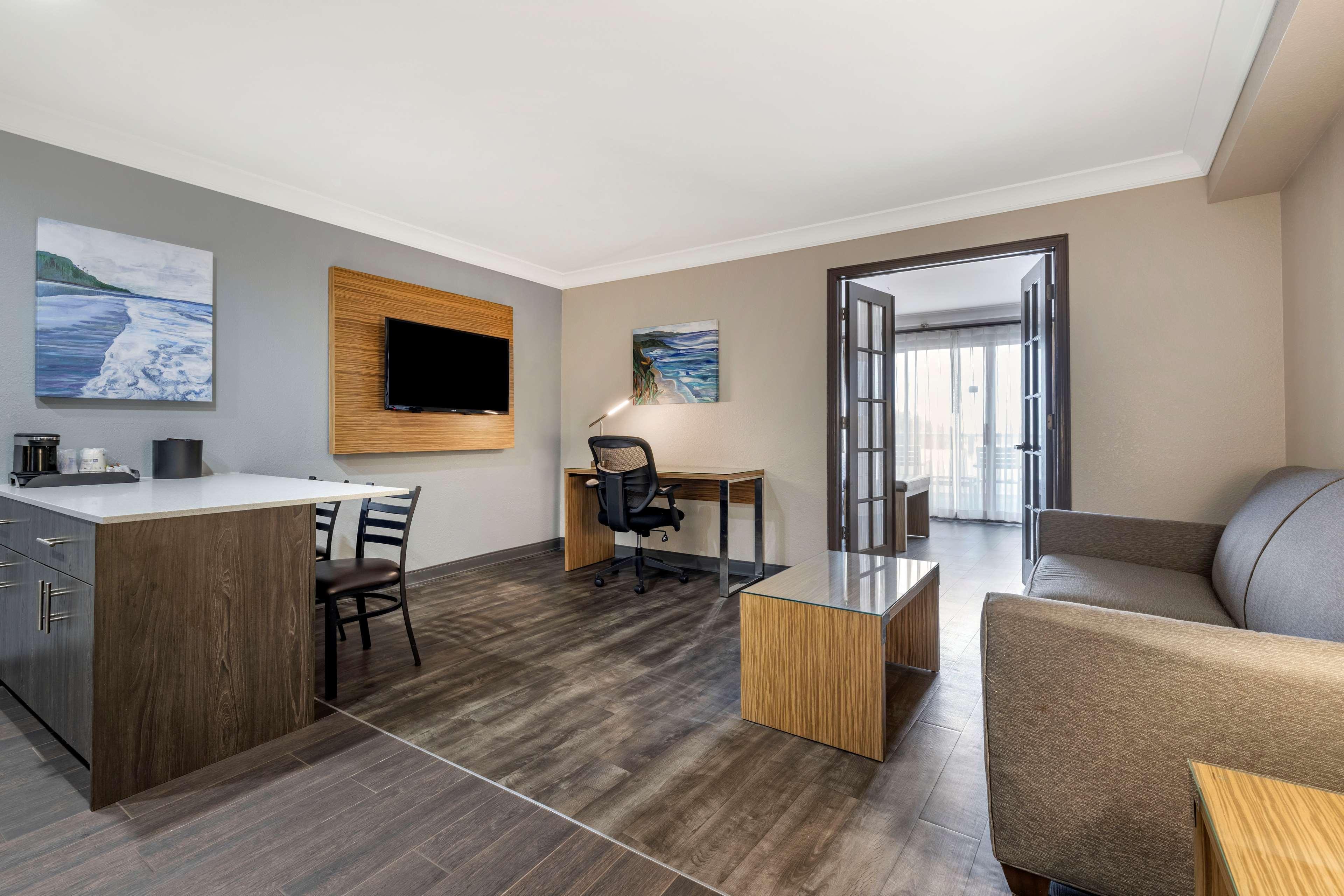 The Encinitan & Hotel 3*