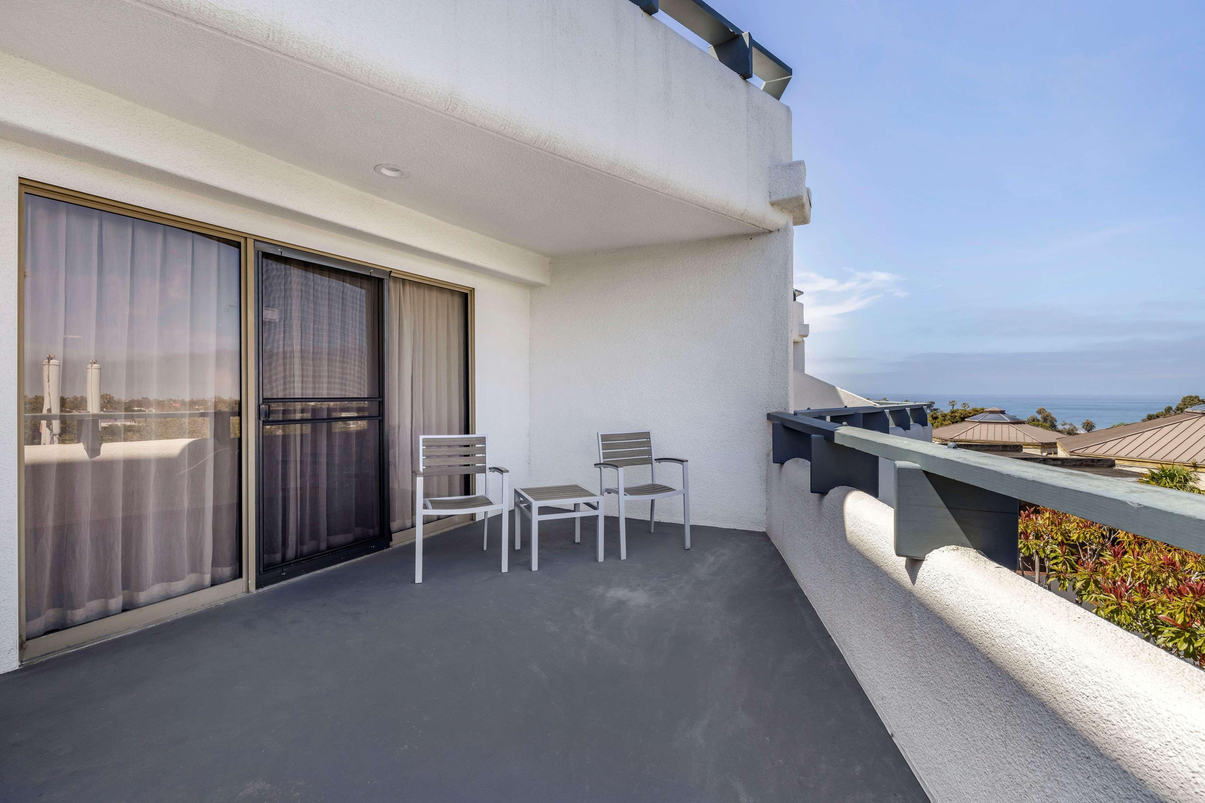 The Encinitan & Hotel 3*